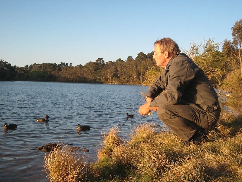 2009-11-06 22-05-55_3.JPG - Jörn beim Entenfüttern